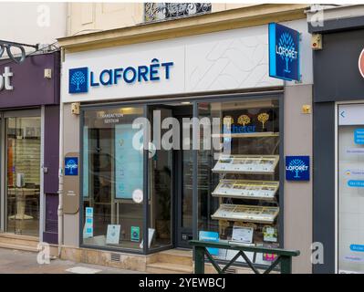 Vista esterna di un'agenzia immobiliare Laforêt. Laforêt è una rete francese di agenzie in franchising specializzate nel settore immobiliare Foto Stock