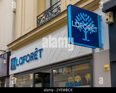 Firma e logo di un'agenzia immobiliare Laforêt. Laforêt è una rete francese di agenzie in franchising specializzate nel settore immobiliare Foto Stock