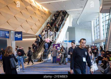 Anaheim, California, Stati Uniti - 01-26-18: Una vista delle persone che usano le scale mobili all'Anaheim Convention Center. Foto Stock