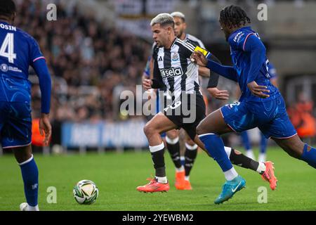 Newcastle upon Tyne, Regno Unito. 30 ottobre 2024. Newcastle upon Tyne, Inghilterra - ottobre 30: Bruno Guimaraes del Newcastle United durante la partita tra Newcastle United FC e Chelsea FC valida per il 16 round della Carabao Cup 2024/25 al St James Park di Newcastle upon Tyne, Inghilterra. (Richard Callis/SPP) credito: SPP Sport Press Photo. /Alamy Live News Foto Stock
