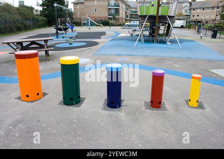 colorate colonne di "trampolino di lancio" in un parco giochi per bambini Foto Stock