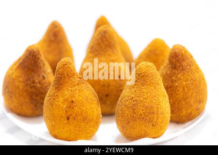 Tradizionale coxinha fritto su un tavolo di legno in un'attenzione selettiva: Uno spuntino brasiliano Foto Stock