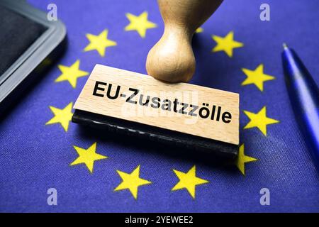 FOTOMONTAGE, Stempel mit Aufschrift EU-Zusatzzölle auf EU-Fahne *** FOTOMONTAGE, timbro con iscrizione dazi addizionali UE sulla bandiera UE Foto Stock