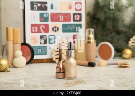 Diversi prodotti cosmetici, calendario dell'avvento e decorazioni natalizie sul tavolo Foto Stock