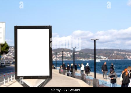 Tabellone nel centro città, mock-up. Poster pubblicitario verticale bianco sulla costa di Istanbul. Banner vuoto sulla strada. Poster luminoso. Vuoto. Foto Stock