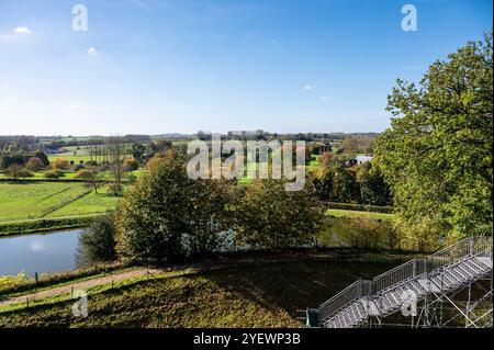 Paesaggio naturale autunnale con verdi colline e ombre nel Pajottenland a Lennik, regione fiamminga del Brabante, Belgio Foto Stock