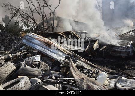 Beirut, Libano. 1 novembre 2024. I detriti striscianti sul sito di bombardamenti aerei israeliani durante la notte che hanno colpito il quartiere di Kafaat nella periferia meridionale di Beirut, venerdì 1 novembre 2024. Il primo ministro libanese ha accusato Israele di aver rifiutato un cessate il fuoco dopo che l'esercito israeliano ha bombardato la roccaforte di Hezbollah a sud di Beirut. Foto di Fadel Itani/UPI credito: UPI/Alamy Live News Foto Stock