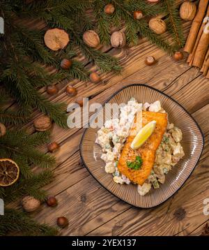 Salmone al forno di Natale con insalata di patate Foto Stock