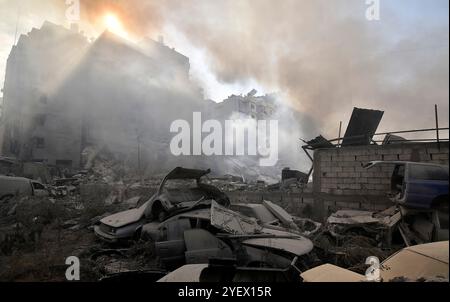 Beirut, Libano. 1 novembre 2024. I detriti striscianti sul sito di bombardamenti aerei israeliani durante la notte che hanno colpito il quartiere di Kafaat nella periferia meridionale di Beirut, venerdì 1 novembre 2024. Il primo ministro libanese ha accusato Israele di aver rifiutato un cessate il fuoco dopo che l'esercito israeliano ha bombardato la roccaforte di Hezbollah a sud di Beirut. Foto di Fadel Itani/UPI credito: UPI/Alamy Live News Foto Stock