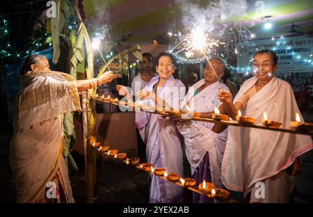 Le donne anziane di Pramod Talukdar Memorial Old Age Home bruciano i cracker sparkler mentre celebrano Diwali, a Guwahati, in India, il 1° novembre 2024. Diwali, noto anche come Festival delle luci, è uno dei festival indù più celebrati, simboleggiando la vittoria della luce sulle tenebre e il bene sul male. Crediti: David Talukdar/Alamy Live News Foto Stock