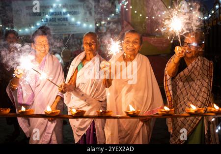 Le donne anziane di Pramod Talukdar Memorial Old Age Home bruciano i cracker sparkler mentre celebrano Diwali, a Guwahati, in India, il 1° novembre 2024. Diwali, noto anche come Festival delle luci, è uno dei festival indù più celebrati, simboleggiando la vittoria della luce sulle tenebre e il bene sul male. Crediti: David Talukdar/Alamy Live News Foto Stock