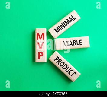 MVP - simbolo del giocatore più prezioso. Cubi di legno con parole MVP. Bellissimo sfondo verde. Business e MVP. Copia spazio. Foto Stock