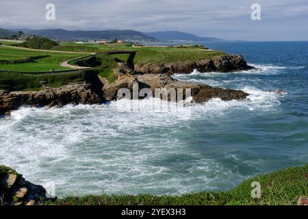 Una passeggiata costiera nella città di Foz sulla costa settentrionale della Galizia Foto Stock