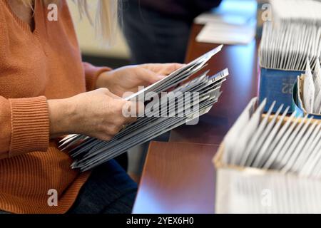 Mount Pleasant, Wisconsin, Stati Uniti. 1 novembre 2024. 9926 schede elettorali di persona e per posta in astensione sono state girate nel villaggio di Mount Pleasant, Wisconsin, a partire da mezzogiorno di venerdì 1 novembre 2024. (Credit Image: © Mark Hertzberg/ZUMA Press Wire) SOLO PER USO EDITORIALE! Non per USO commerciale! Crediti: ZUMA Press, Inc./Alamy Live News Foto Stock