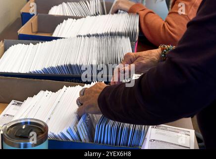 Mount Pleasant, Wisconsin, Stati Uniti. 1 novembre 2024. 9926 schede elettorali di persona e per posta in astensione sono state girate nel villaggio di Mount Pleasant, Wisconsin, a partire da mezzogiorno di venerdì 1 novembre 2024. (Credit Image: © Mark Hertzberg/ZUMA Press Wire) SOLO PER USO EDITORIALE! Non per USO commerciale! Crediti: ZUMA Press, Inc./Alamy Live News Foto Stock