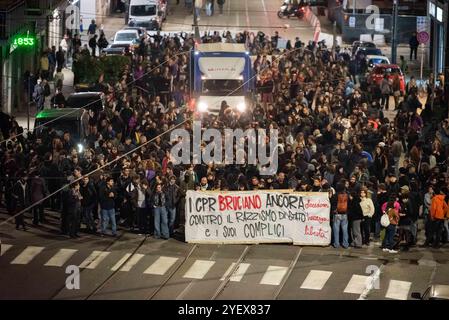 Torino, Italia. 1 novembre 2024. Dichiarazione contro i CPR a Torino, Italia - Venerd&#xec; 1 novembre 2024 - Matteo Secci/ credito: LaPresse/Alamy Live News Foto Stock