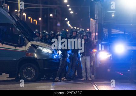 Torino, Italia. 1 novembre 2024. Dichiarazione contro i CPR a Torino, Italia - Venerd&#xec; 1 novembre 2024 - Matteo Secci/ credito: LaPresse/Alamy Live News Foto Stock