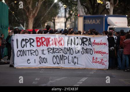 Torino, Italia. 1 novembre 2024. Dichiarazione contro i CPR a Torino, Italia - Venerd&#xec; 1 novembre 2024 - Matteo Secci/ credito: LaPresse/Alamy Live News Foto Stock