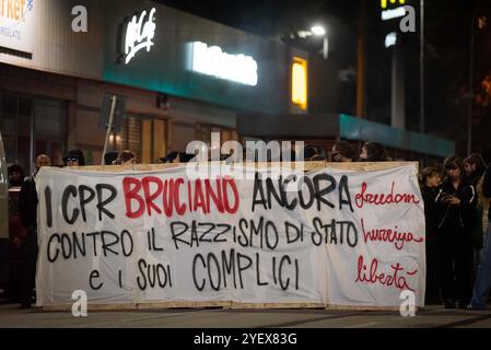 Torino, Italia. 1 novembre 2024. Dichiarazione contro i CPR a Torino, Italia - Venerd&#xec; 1 novembre 2024 - Matteo Secci/ credito: LaPresse/Alamy Live News Foto Stock