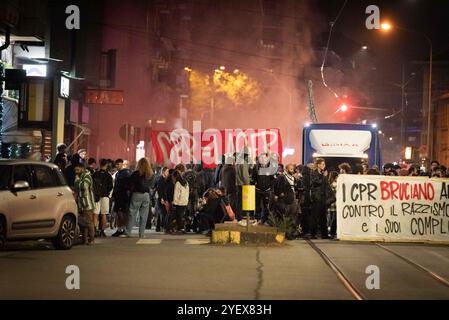 Torino, Italia. 1 novembre 2024. Dichiarazione contro i CPR a Torino, Italia - Venerd&#xec; 1 novembre 2024 - Matteo Secci/ credito: LaPresse/Alamy Live News Foto Stock