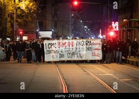 Torino, Italia. 1 novembre 2024. Dichiarazione contro i CPR a Torino, Italia - Venerd&#xec; 1 novembre 2024 - Matteo Secci/ credito: LaPresse/Alamy Live News Foto Stock