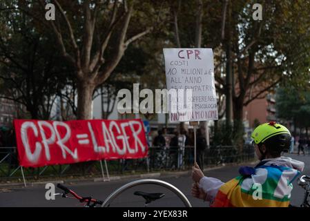 Torino, Italia. 1 novembre 2024. Dichiarazione contro i CPR a Torino, Italia - Venerd&#xec; 1 novembre 2024 - Matteo Secci/ credito: LaPresse/Alamy Live News Foto Stock