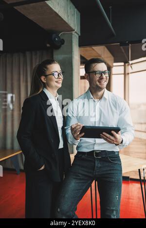 Un gruppo di colleghi di successo che ha una discussione di lavoro in ufficio. Leader durante una conversazione amichevole. Concetto di business, finanza, profes Foto Stock