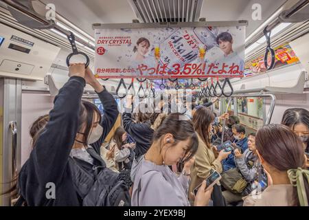 Treno pieno di pendolari giapponesi a Tokyo, Giappone, il 9 ottobre 2024 Foto Stock