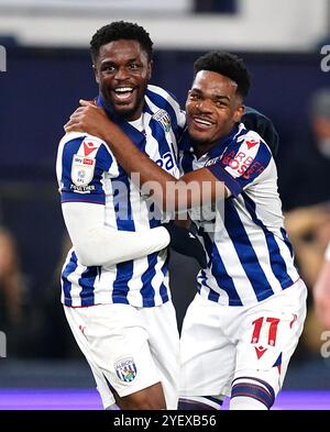 Josh Maja (a sinistra) del West Bromwich Albion celebra il primo gol della squadra con il compagno di squadra Grady Diangana durante la partita per il titolo Sky Bet a Kenilworth Road, Luton. Data foto: Venerdì 1 novembre 2024. Foto Stock