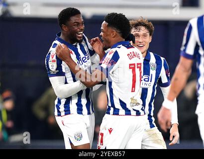 Josh Maja (a sinistra) del West Bromwich Albion celebra il primo gol della squadra con il compagno di squadra Grady Diangana durante la partita per il titolo Sky Bet a Kenilworth Road, Luton. Data foto: Venerdì 1 novembre 2024. Foto Stock