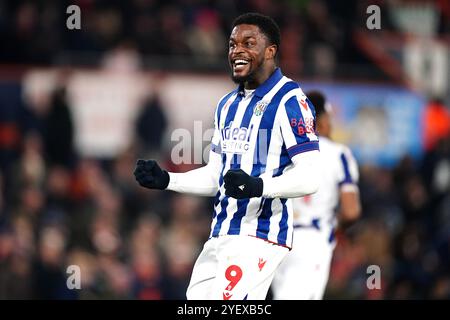 Josh Maja di West Bromwich Albion celebra il primo gol della squadra durante la partita per il titolo Sky Bet a Kenilworth Road, Luton. Data foto: Venerdì 1 novembre 2024. Foto Stock