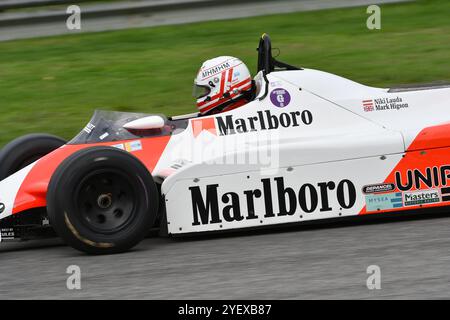 Scarperia, Italia - 12 ottobre 2024: McLaren MP4/1B dell'anno 1982 ex Niki Lauda guida di Unknown in azione durante la sessione di prove sul circuito del Mugello. Foto Stock