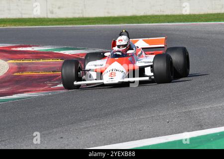 Scarperia, Italia - 12 ottobre 2024: McLaren MP4/1B dell'anno 1982 ex Niki Lauda guida di Unknown in azione durante la sessione di prove sul circuito del Mugello. Foto Stock