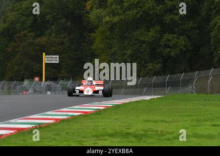 Scarperia, Italia - 12 ottobre 2024: McLaren MP4/1B dell'anno 1982 ex Niki Lauda guida di Unknown in azione durante la sessione di prove sul circuito del Mugello. Foto Stock