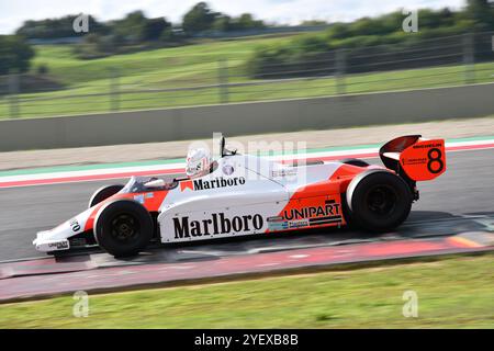 Scarperia, Italia - 12 ottobre 2024: McLaren MP4/1B dell'anno 1982 ex Niki Lauda guida di Unknown in azione durante la sessione di prove sul circuito del Mugello. Foto Stock