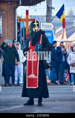 Comănești, Romania, dicembre 2023: L'uomo locale vestito di pelliccia di orso, tradizioni rumene, partecipa alla danza dell'orso al Comănești Traditions Fest Foto Stock