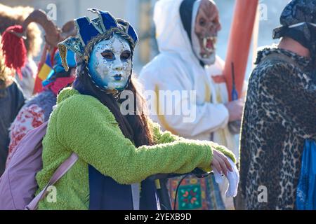 Comănești, Romania, dicembre 2023: L'uomo locale vestito di pelliccia di orso, tradizioni rumene, partecipa alla danza dell'orso al Comănești Traditions Fest Foto Stock