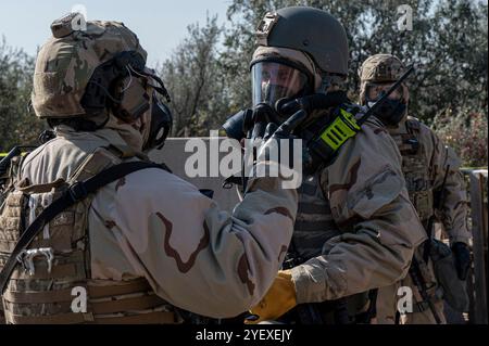 Gli aviatori assegnati al 319th Reconnaissance Wing discutono la migliore linea d'azione durante un attacco simulato di gas come parte dell'esercitazione di combattimento Agile Griffin presso la Grand Forks Air Force base, North Dakota, 9 ottobre 2024. Durante l'esercitazione Airmen ha affinato le capacità decisionali e rafforzato le capacità di preparazione adottando procedure durante gli scenari di addestramento. (Foto dell'aeronautica di Emma Funderburk) Foto Stock