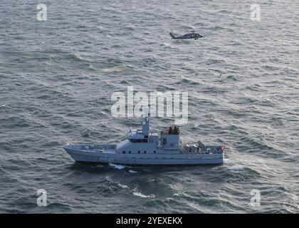 241030-N-FY193-1264 MARE DEL NORD (30 ottobre 2024) la grande nave di pattuglia oceanica classe Diana della Royal Danish Navy HDMS Freja (P521) fornisce supporto a un elicottero MH-60S Sea Hawk, collegato ai "Dragonslayers" dell'Helicopter Sea Combat Squadron (HSC) 11, durante un'esercitazione di ricerca e salvataggio di combattimento durante l'attività di vigilanza marittima condotta dalla NATO Neptune Strike 24-2, Oct. 30, a sostegno delle operazioni di difesa collettiva del gruppo. La USS Harry S. Truman, la nave ammiraglia del Harry S. Truman Carrier Strike Group (HSTCSG), è in missione programmata Foto Stock