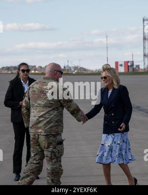 Il tenente colonnello Gary Velasquez, comandante del 171st Air Refueling Wing Security Forces Squadron, saluta la First Lady degli Stati Uniti d'America, la dottoressa Jill Biden, mentre arriva al 171st vicino Pittsburgh, Pennsylvania, 26 ottobre 2024. Il dottor Biden ha visitato Pittsburgh per parlare con gli insegnanti della zona. (Foto della U.S. Air National Guard di William Shapiro) Foto Stock