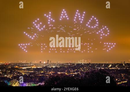 Londra, Regno Unito. 1 novembre 2024. Le formazioni di droni creano le parole "Palazzo di Alessandra" nel cielo. I fuochi d'artificio annuali di Alexandra Palace, affettuosamente conosciuto come Ally Pally, quest'anno includono anche uno spettacolo di droni pre-fuochi d'artificio. I fuochi d'artificio illuminano il cielo sopra la zona nord di Londra con fantastiche viste panoramiche sullo skyline di Londra. Il festival della birra tedesca, il falò, la musica, la pista di pattinaggio su ghiaccio, la fiera del divertimento e l'intrattenimento nei giardini fanno parte dei festeggiamenti. Crediti: Imageplotter/Alamy Live News Foto Stock