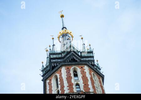 CRACOVIA, POLONIA - 21 DICEMBRE 2023: Basilica di Santa Maria a Cracovia, Polonia, il 21 dicembre 2023 Foto Stock