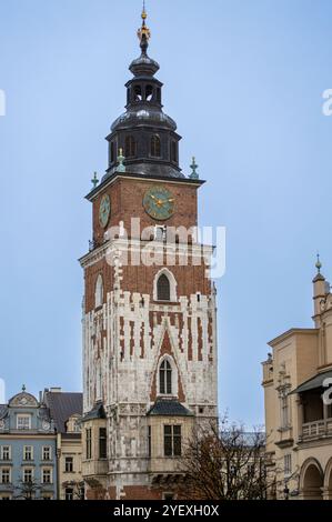 CRACOVIA, POLONIA - 21 DICEMBRE 2023: Basilica di Santa Maria a Cracovia, Polonia, il 21 dicembre 2023 Foto Stock