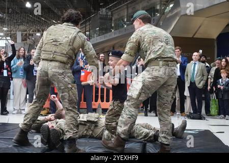 I Royal Marines Commandos tengono una dimostrazione fisica alla stazione di Waterloo a Londra il 1 novembre 2024 a sostegno della Royal British Legion Foto Stock