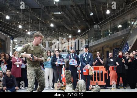 I Royal Marines Commandos tengono una dimostrazione fisica alla stazione di Waterloo a Londra il 1 novembre 2024 a sostegno della Royal British Legion Foto Stock