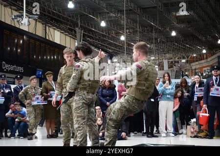 I Royal Marines Commandos tengono una dimostrazione fisica alla stazione di Waterloo a Londra il 1 novembre 2024 a sostegno della Royal British Legion Foto Stock