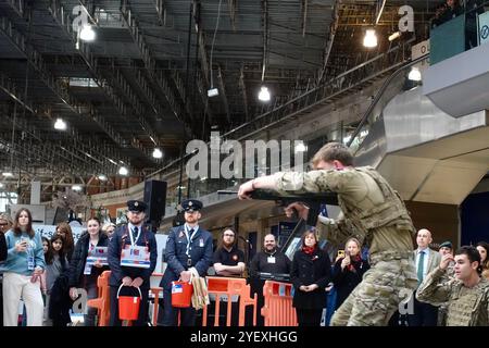 I Royal Marines Commandos tengono una dimostrazione fisica alla stazione di Waterloo a Londra il 1 novembre 2024 a sostegno della Royal British Legion Foto Stock