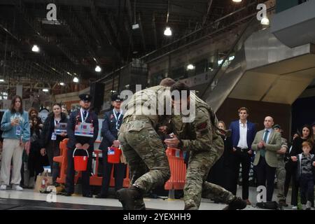 I Royal Marines Commandos tengono una dimostrazione fisica alla stazione di Waterloo a Londra il 1 novembre 2024 a sostegno della Royal British Legion Foto Stock