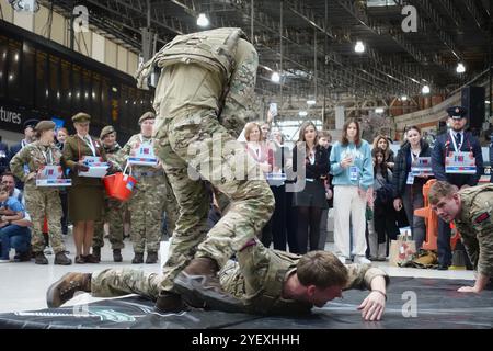 I Royal Marines Commandos tengono una dimostrazione fisica alla stazione di Waterloo a Londra il 1 novembre 2024 a sostegno della Royal British Legion Foto Stock