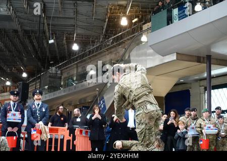 I Royal Marines Commandos tengono una dimostrazione fisica alla stazione di Waterloo a Londra il 1 novembre 2024 a sostegno della Royal British Legion Foto Stock